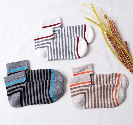 Right-angle socks with no compression and no slippage