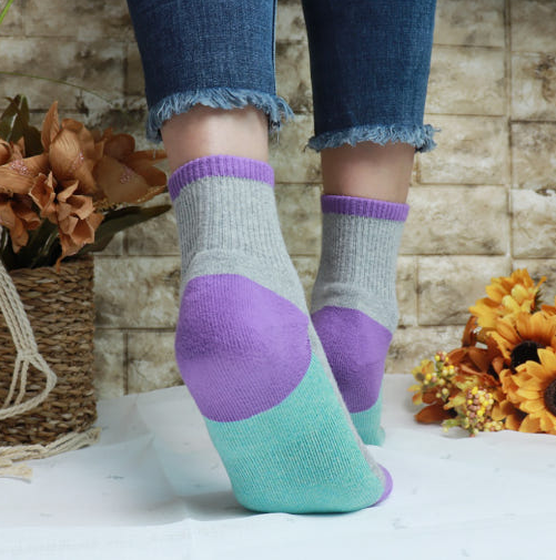 Right-angle cushioned socks for fall and winter training