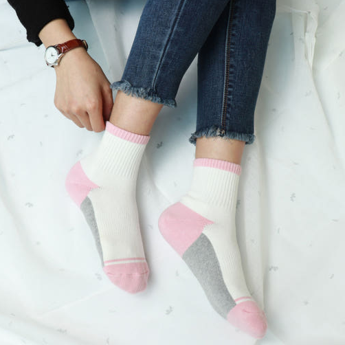Warm sports socks with right-angle design and arch support